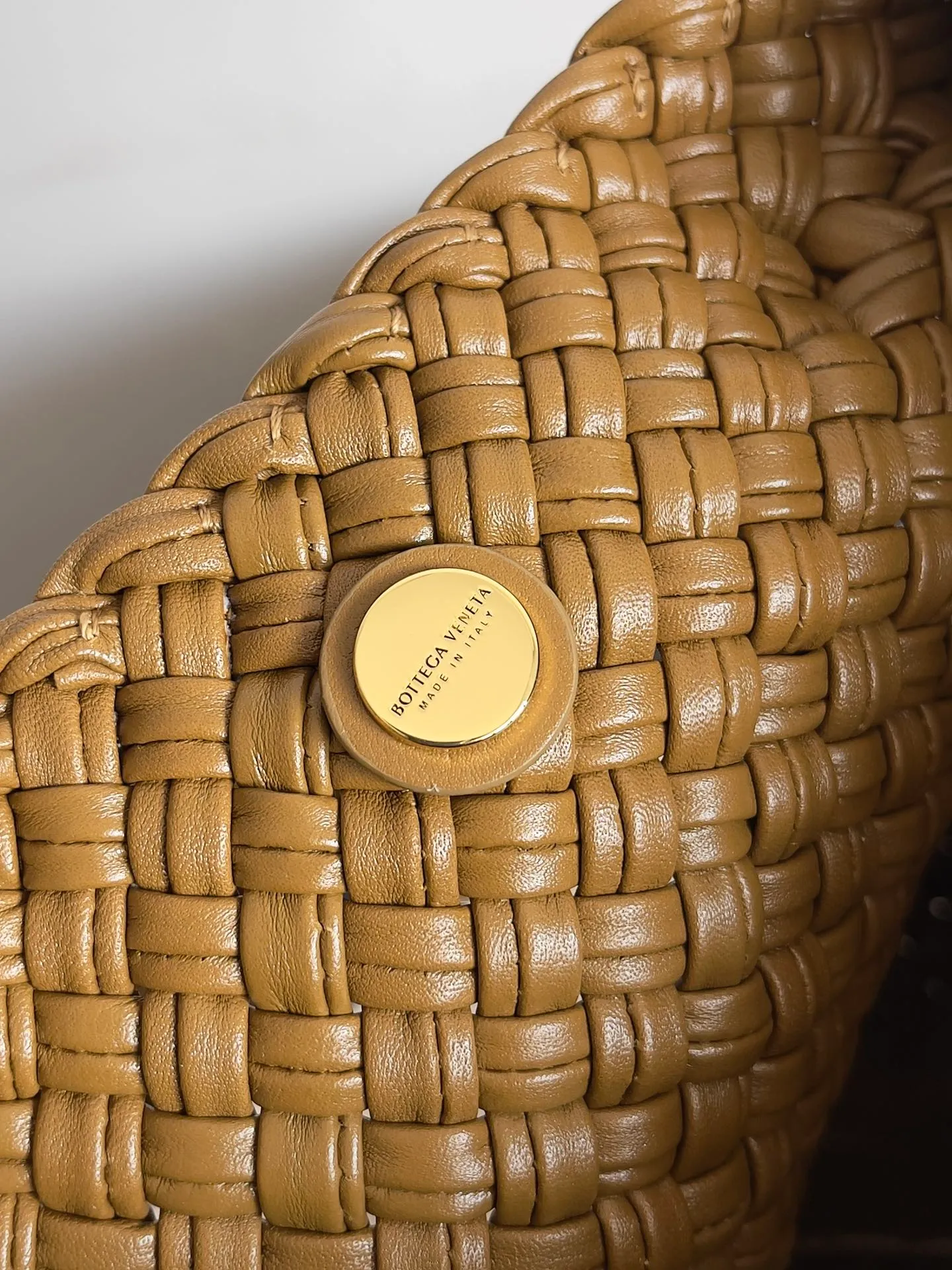 Batch 5760 BV collectible small woven handbags are really YYDS!! Bottega Veneta’s most classic small woven handbags are back! ! We use the highest quality leather with the highest craftsmanship❤️ to create the most expensive works. We have created the original Intrecciato leather weaving process❤️ This unique traditional exclusive leather weaving method has not only become our logo but also reflects the time-consuming and labor-intensive craftsmanship of our products❤️ The new TOSCA handbag must be a selection worth collecting🆕 Style number: 716974 Size: 27*9*18cm